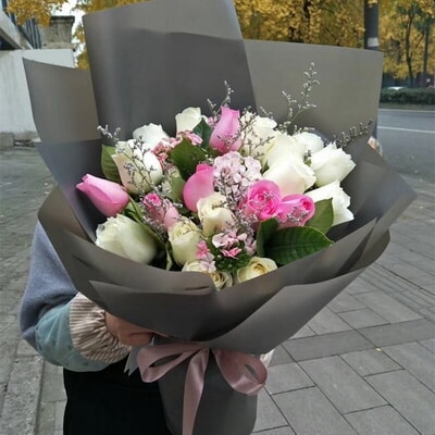 14枝白玫瑰 5枝紫 14枝白玫瑰 5枝紫价格 14枝白玫瑰 5枝紫含义 一朵朵鲜花